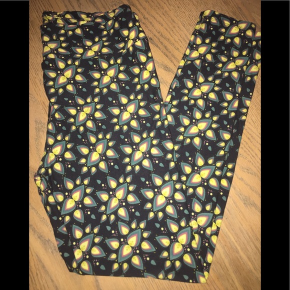 LuLaRoe Pants - NWOT LULAROE FLORAL DESIGN TALL & CURVY LEGGINGS